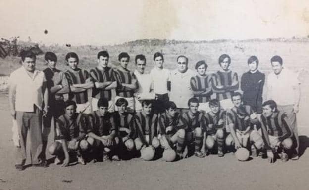 Juan Miguel Ramírez con aquel primer equipo del Vasco Núñez.