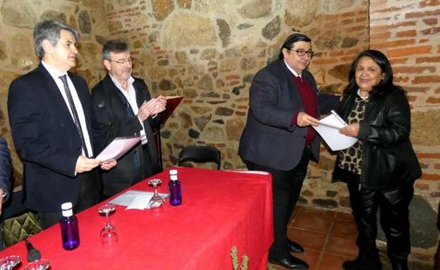 El director gerente del SES, Ceciliano Franco, ha hecho entrega del reconocimiento.