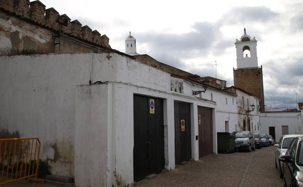La demolición de las propiedades adosadas al lienzo de la muralla será el primer paso para su recuperación.