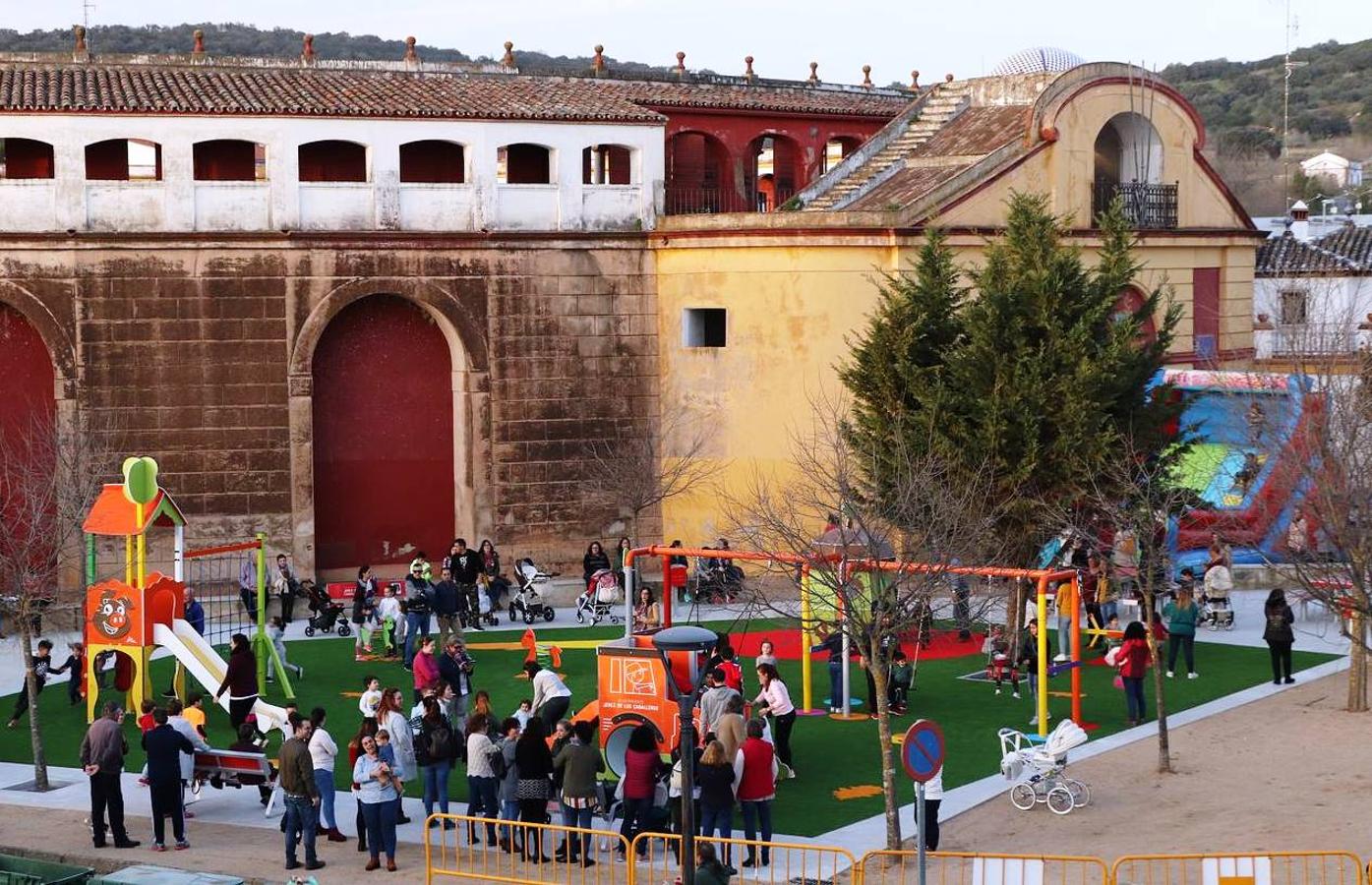 Los niños y niñas de Jerez ya disfrutan de un nuevo parque en la zona del entorno de la Plaza de Toros. La creación de este nuevo espacio para el ocio infantil ha supuesto la inversión de unos 65.00 euros, siendo el octavo parque de estas características que se pone en marcha en Jerez y en sus pedanías con una inversión total de 333.000 euros, según la información hecha pública por el Ayuntamiento. El nuevo parque cuenta con suelo y elementos para el juego adecuados a los más pequeños, además de mobiliario urbano. Balancines, toboganes, columpios y una simpática seta se asientan sobre un vistoso césped de colores.