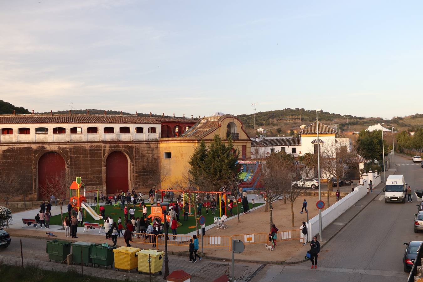 Los niños y niñas de Jerez ya disfrutan de un nuevo parque en la zona del entorno de la Plaza de Toros. La creación de este nuevo espacio para el ocio infantil ha supuesto la inversión de unos 65.00 euros, siendo el octavo parque de estas características que se pone en marcha en Jerez y en sus pedanías con una inversión total de 333.000 euros, según la información hecha pública por el Ayuntamiento. El nuevo parque cuenta con suelo y elementos para el juego adecuados a los más pequeños, además de mobiliario urbano. Balancines, toboganes, columpios y una simpática seta se asientan sobre un vistoso césped de colores.