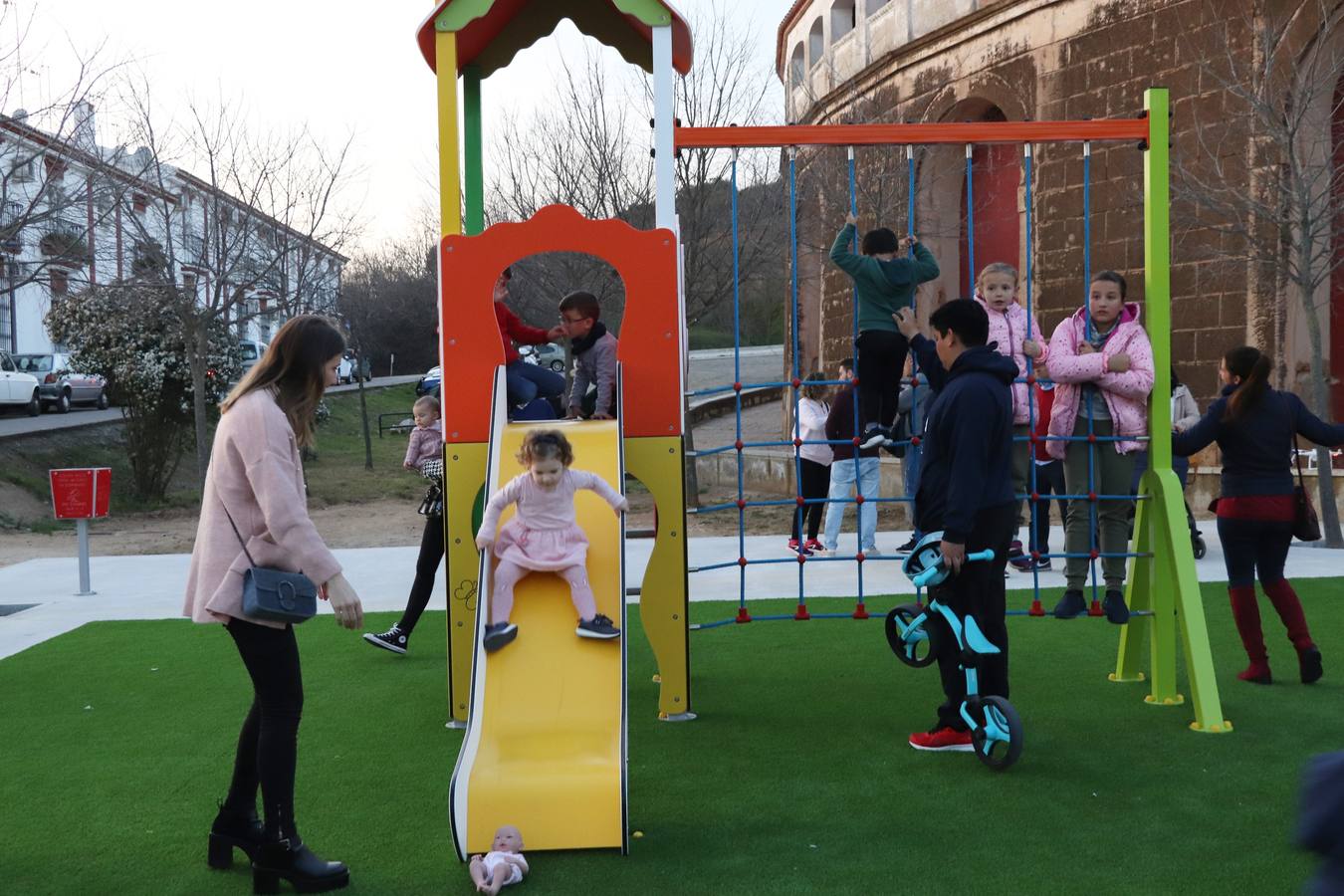 Los niños y niñas de Jerez ya disfrutan de un nuevo parque en la zona del entorno de la Plaza de Toros. La creación de este nuevo espacio para el ocio infantil ha supuesto la inversión de unos 65.00 euros, siendo el octavo parque de estas características que se pone en marcha en Jerez y en sus pedanías con una inversión total de 333.000 euros, según la información hecha pública por el Ayuntamiento. El nuevo parque cuenta con suelo y elementos para el juego adecuados a los más pequeños, además de mobiliario urbano. Balancines, toboganes, columpios y una simpática seta se asientan sobre un vistoso césped de colores.