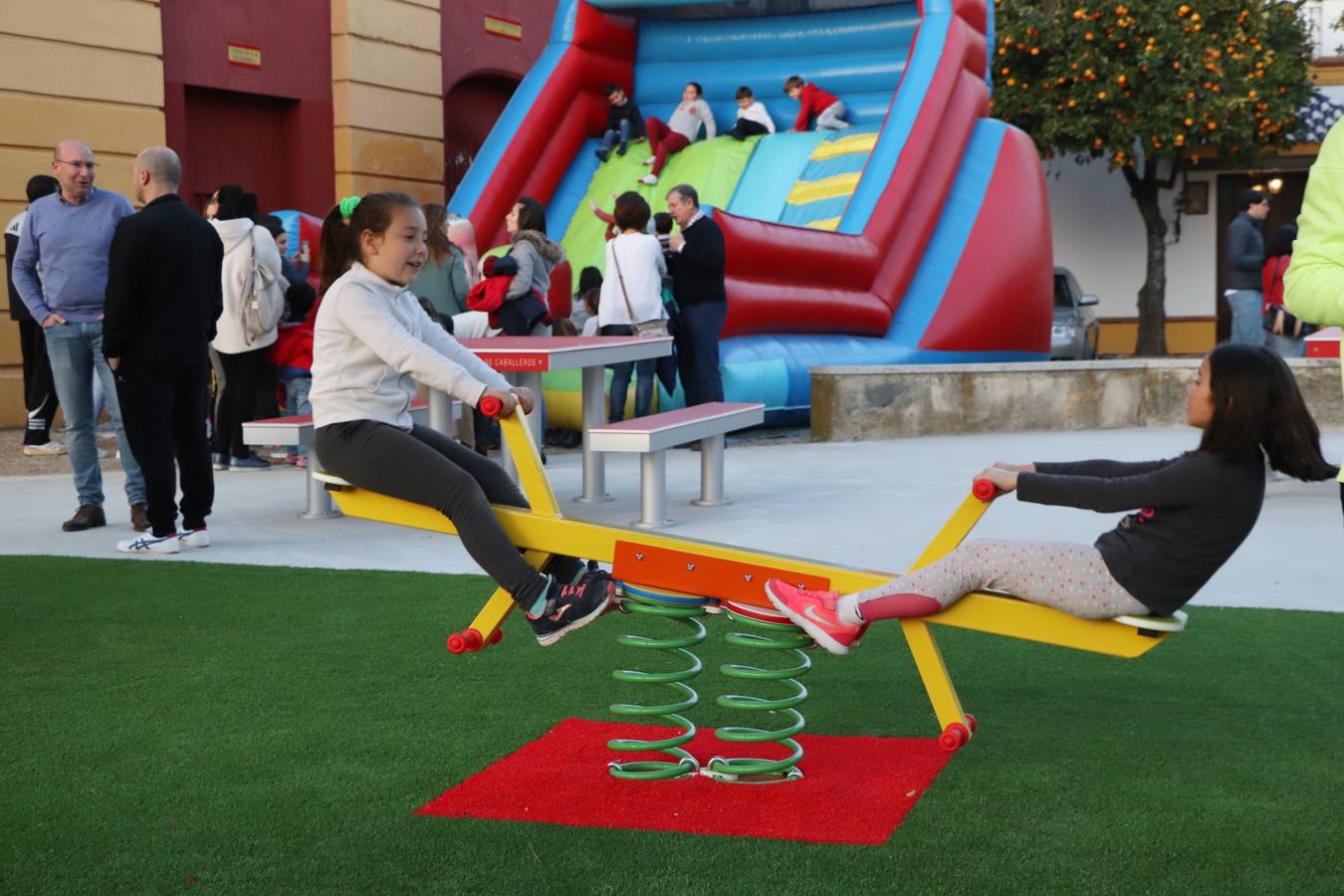 Los niños y niñas de Jerez ya disfrutan de un nuevo parque en la zona del entorno de la Plaza de Toros. La creación de este nuevo espacio para el ocio infantil ha supuesto la inversión de unos 65.00 euros, siendo el octavo parque de estas características que se pone en marcha en Jerez y en sus pedanías con una inversión total de 333.000 euros, según la información hecha pública por el Ayuntamiento. El nuevo parque cuenta con suelo y elementos para el juego adecuados a los más pequeños, además de mobiliario urbano. Balancines, toboganes, columpios y una simpática seta se asientan sobre un vistoso césped de colores.