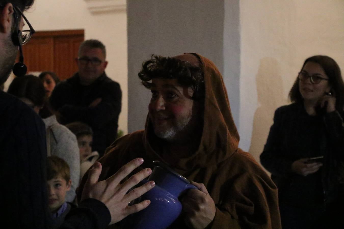 Jerez de los Caballeros acogió, ayer, la primera edición de la Ruta nocturna teatralizada 'Conquistadores Jerezanos' que, con motivo del V Centenario de la Muerte de Vasco Núñez de Balboa, se ha llevado a cabo. Pequeños y mayores disfrutaron con las historias de Vasco Núñez de Balboa, Hernando de Soto, Nuño de Tovar... en una ruta «de todos, diseñada y puesta en marcha por jerezanos a través de la Oficina de Turismo y la Concejalía de Cultura», señala Antonio Torrado, técnico de la citada Oficina, «más de 150 personas, propios y foráneos, han querido conocer la historia y cultura de Jerez, por lo que la valoración de la jornada es más que positiva».