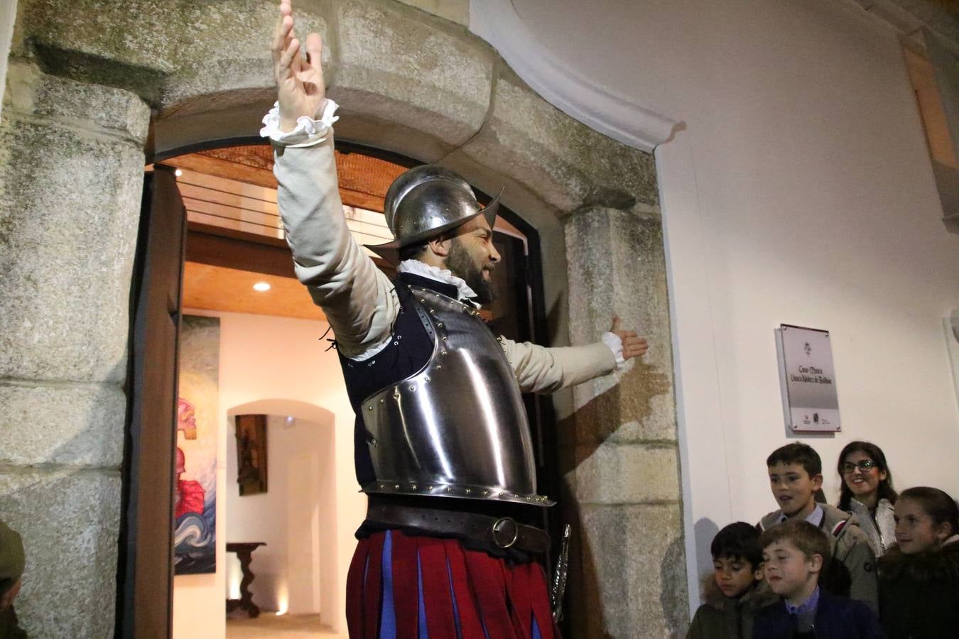 Jerez de los Caballeros acogió, ayer, la primera edición de la Ruta nocturna teatralizada 'Conquistadores Jerezanos' que, con motivo del V Centenario de la Muerte de Vasco Núñez de Balboa, se ha llevado a cabo. Pequeños y mayores disfrutaron con las historias de Vasco Núñez de Balboa, Hernando de Soto, Nuño de Tovar... en una ruta «de todos, diseñada y puesta en marcha por jerezanos a través de la Oficina de Turismo y la Concejalía de Cultura», señala Antonio Torrado, técnico de la citada Oficina, «más de 150 personas, propios y foráneos, han querido conocer la historia y cultura de Jerez, por lo que la valoración de la jornada es más que positiva».