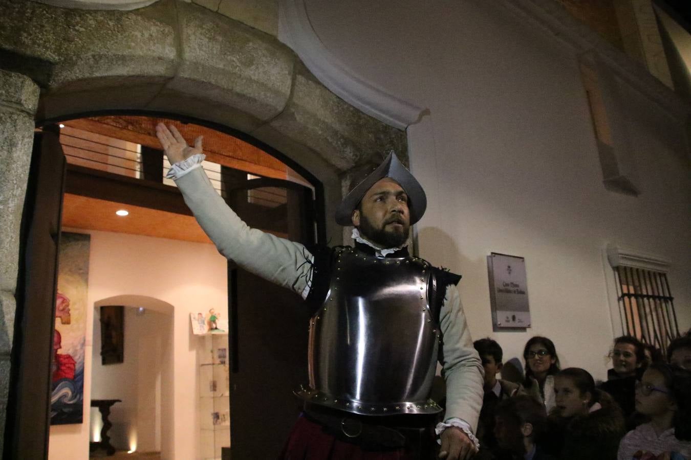 Jerez de los Caballeros acogió, ayer, la primera edición de la Ruta nocturna teatralizada 'Conquistadores Jerezanos' que, con motivo del V Centenario de la Muerte de Vasco Núñez de Balboa, se ha llevado a cabo. Pequeños y mayores disfrutaron con las historias de Vasco Núñez de Balboa, Hernando de Soto, Nuño de Tovar... en una ruta «de todos, diseñada y puesta en marcha por jerezanos a través de la Oficina de Turismo y la Concejalía de Cultura», señala Antonio Torrado, técnico de la citada Oficina, «más de 150 personas, propios y foráneos, han querido conocer la historia y cultura de Jerez, por lo que la valoración de la jornada es más que positiva».