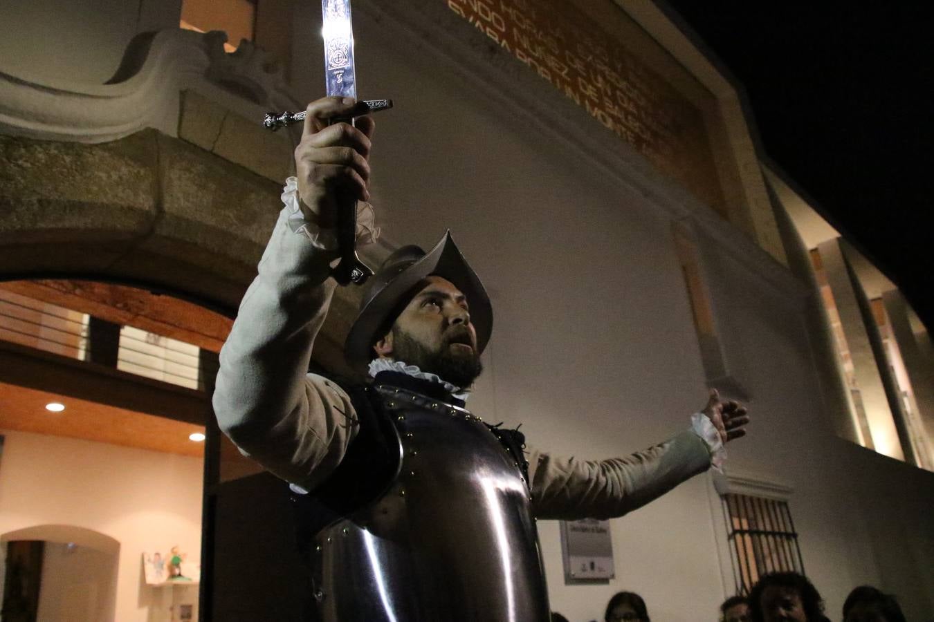 Jerez de los Caballeros acogió, ayer, la primera edición de la Ruta nocturna teatralizada 'Conquistadores Jerezanos' que, con motivo del V Centenario de la Muerte de Vasco Núñez de Balboa, se ha llevado a cabo. Pequeños y mayores disfrutaron con las historias de Vasco Núñez de Balboa, Hernando de Soto, Nuño de Tovar... en una ruta «de todos, diseñada y puesta en marcha por jerezanos a través de la Oficina de Turismo y la Concejalía de Cultura», señala Antonio Torrado, técnico de la citada Oficina, «más de 150 personas, propios y foráneos, han querido conocer la historia y cultura de Jerez, por lo que la valoración de la jornada es más que positiva».