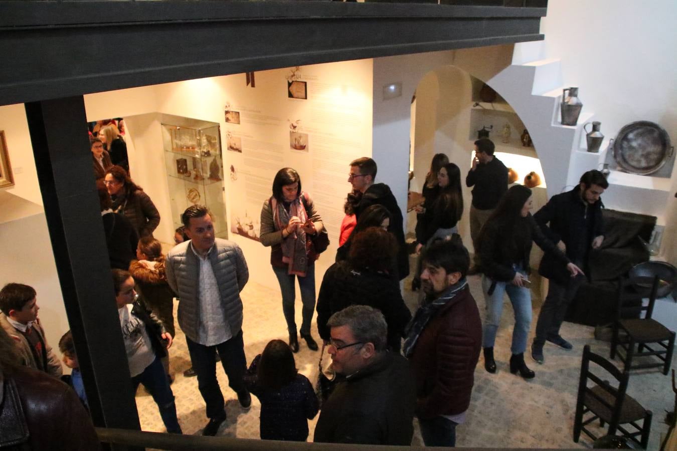 Jerez de los Caballeros acogió, ayer, la primera edición de la Ruta nocturna teatralizada 'Conquistadores Jerezanos' que, con motivo del V Centenario de la Muerte de Vasco Núñez de Balboa, se ha llevado a cabo. Pequeños y mayores disfrutaron con las historias de Vasco Núñez de Balboa, Hernando de Soto, Nuño de Tovar... en una ruta «de todos, diseñada y puesta en marcha por jerezanos a través de la Oficina de Turismo y la Concejalía de Cultura», señala Antonio Torrado, técnico de la citada Oficina, «más de 150 personas, propios y foráneos, han querido conocer la historia y cultura de Jerez, por lo que la valoración de la jornada es más que positiva».