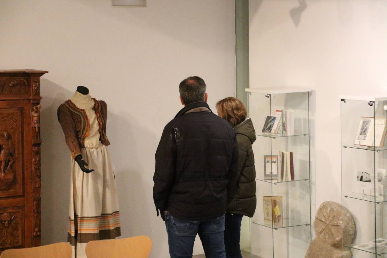 Jerez de los Caballeros acogió, ayer, la primera edición de la Ruta nocturna teatralizada 'Conquistadores Jerezanos' que, con motivo del V Centenario de la Muerte de Vasco Núñez de Balboa, se ha llevado a cabo. Pequeños y mayores disfrutaron con las historias de Vasco Núñez de Balboa, Hernando de Soto, Nuño de Tovar... en una ruta «de todos, diseñada y puesta en marcha por jerezanos a través de la Oficina de Turismo y la Concejalía de Cultura», señala Antonio Torrado, técnico de la citada Oficina, «más de 150 personas, propios y foráneos, han querido conocer la historia y cultura de Jerez, por lo que la valoración de la jornada es más que positiva».