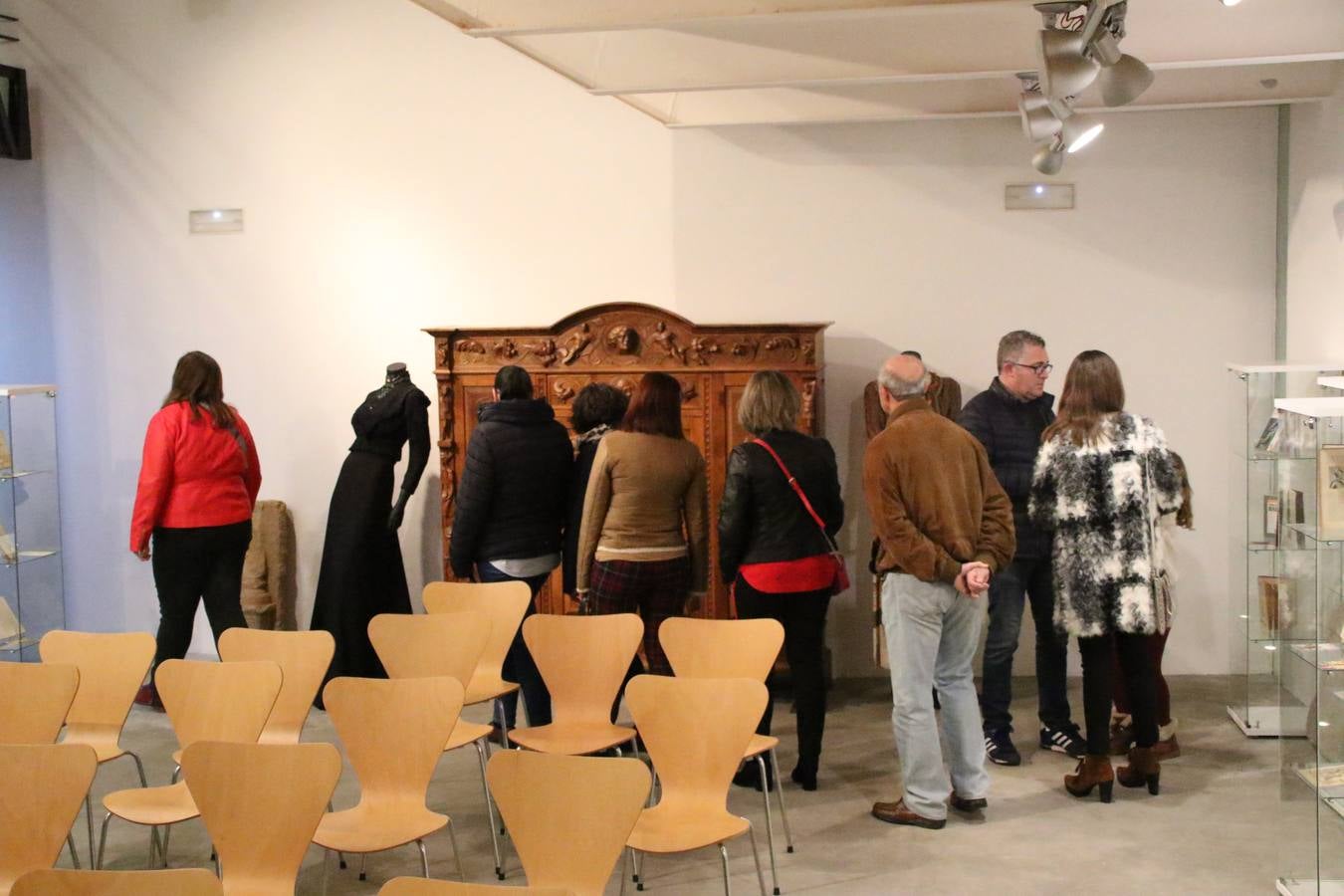 Jerez de los Caballeros acogió, ayer, la primera edición de la Ruta nocturna teatralizada 'Conquistadores Jerezanos' que, con motivo del V Centenario de la Muerte de Vasco Núñez de Balboa, se ha llevado a cabo. Pequeños y mayores disfrutaron con las historias de Vasco Núñez de Balboa, Hernando de Soto, Nuño de Tovar... en una ruta «de todos, diseñada y puesta en marcha por jerezanos a través de la Oficina de Turismo y la Concejalía de Cultura», señala Antonio Torrado, técnico de la citada Oficina, «más de 150 personas, propios y foráneos, han querido conocer la historia y cultura de Jerez, por lo que la valoración de la jornada es más que positiva».