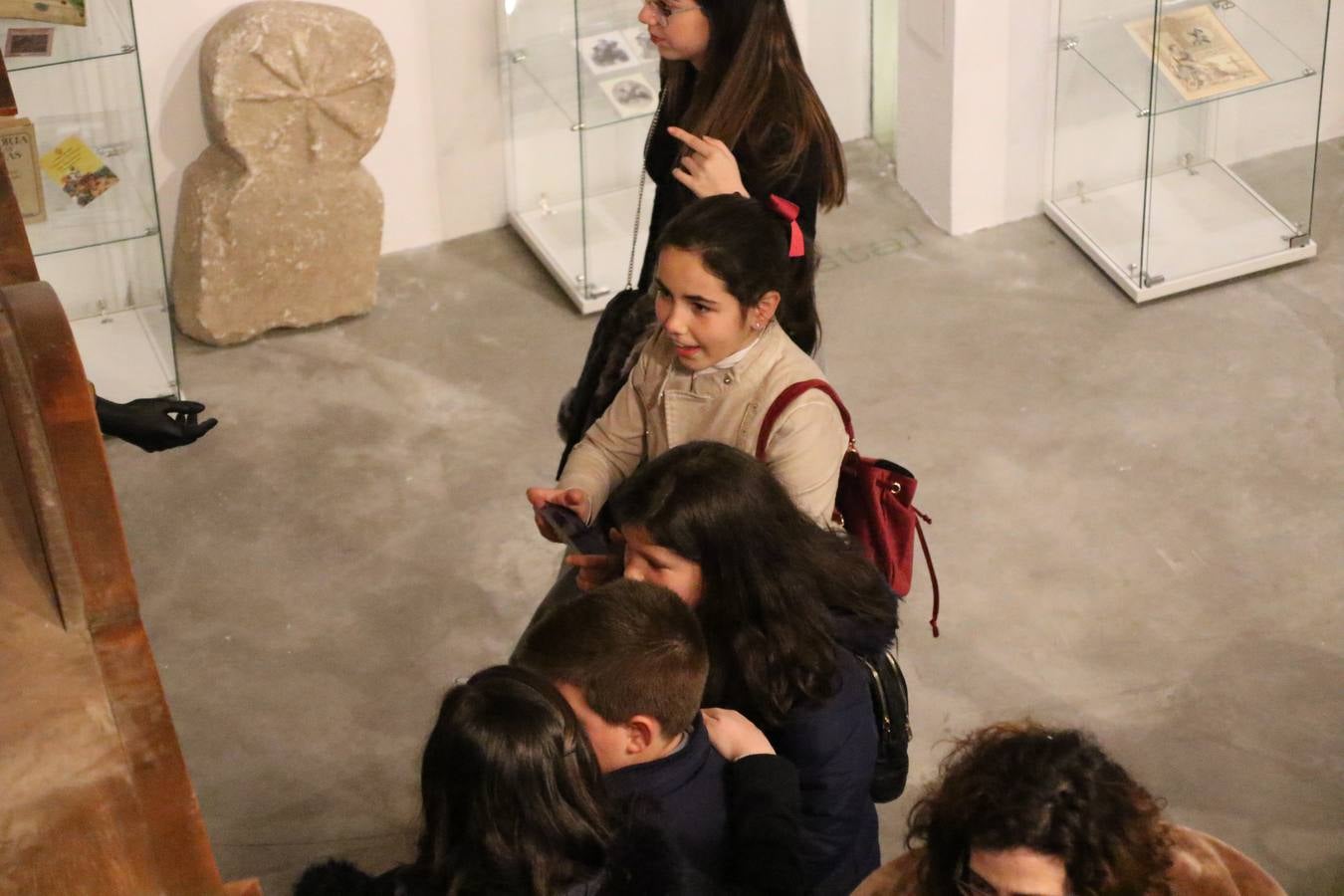 Jerez de los Caballeros acogió, ayer, la primera edición de la Ruta nocturna teatralizada 'Conquistadores Jerezanos' que, con motivo del V Centenario de la Muerte de Vasco Núñez de Balboa, se ha llevado a cabo. Pequeños y mayores disfrutaron con las historias de Vasco Núñez de Balboa, Hernando de Soto, Nuño de Tovar... en una ruta «de todos, diseñada y puesta en marcha por jerezanos a través de la Oficina de Turismo y la Concejalía de Cultura», señala Antonio Torrado, técnico de la citada Oficina, «más de 150 personas, propios y foráneos, han querido conocer la historia y cultura de Jerez, por lo que la valoración de la jornada es más que positiva».
