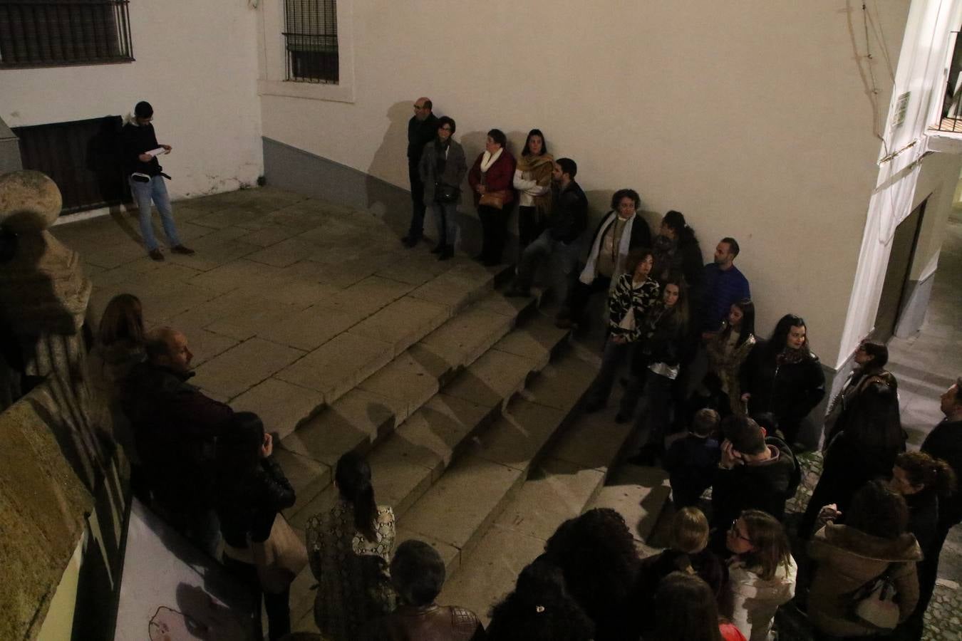 Jerez de los Caballeros acogió, ayer, la primera edición de la Ruta nocturna teatralizada 'Conquistadores Jerezanos' que, con motivo del V Centenario de la Muerte de Vasco Núñez de Balboa, se ha llevado a cabo. Pequeños y mayores disfrutaron con las historias de Vasco Núñez de Balboa, Hernando de Soto, Nuño de Tovar... en una ruta «de todos, diseñada y puesta en marcha por jerezanos a través de la Oficina de Turismo y la Concejalía de Cultura», señala Antonio Torrado, técnico de la citada Oficina, «más de 150 personas, propios y foráneos, han querido conocer la historia y cultura de Jerez, por lo que la valoración de la jornada es más que positiva».
