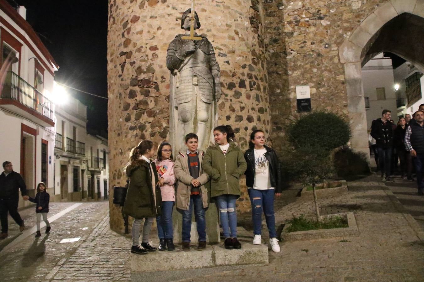 Jerez de los Caballeros acogió, ayer, la primera edición de la Ruta nocturna teatralizada 'Conquistadores Jerezanos' que, con motivo del V Centenario de la Muerte de Vasco Núñez de Balboa, se ha llevado a cabo. Pequeños y mayores disfrutaron con las historias de Vasco Núñez de Balboa, Hernando de Soto, Nuño de Tovar... en una ruta «de todos, diseñada y puesta en marcha por jerezanos a través de la Oficina de Turismo y la Concejalía de Cultura», señala Antonio Torrado, técnico de la citada Oficina, «más de 150 personas, propios y foráneos, han querido conocer la historia y cultura de Jerez, por lo que la valoración de la jornada es más que positiva».