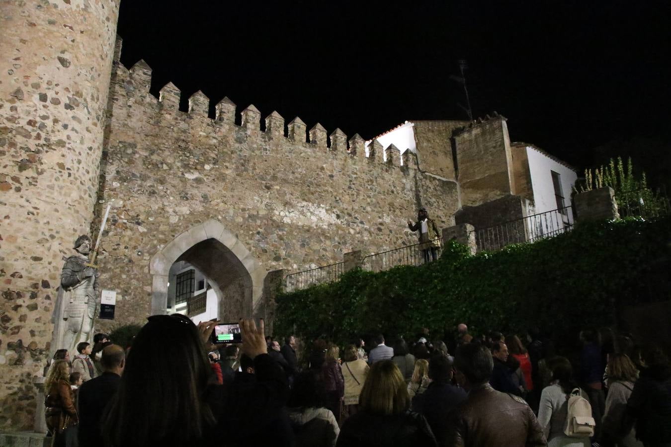 Jerez de los Caballeros acogió, ayer, la primera edición de la Ruta nocturna teatralizada 'Conquistadores Jerezanos' que, con motivo del V Centenario de la Muerte de Vasco Núñez de Balboa, se ha llevado a cabo. Pequeños y mayores disfrutaron con las historias de Vasco Núñez de Balboa, Hernando de Soto, Nuño de Tovar... en una ruta «de todos, diseñada y puesta en marcha por jerezanos a través de la Oficina de Turismo y la Concejalía de Cultura», señala Antonio Torrado, técnico de la citada Oficina, «más de 150 personas, propios y foráneos, han querido conocer la historia y cultura de Jerez, por lo que la valoración de la jornada es más que positiva».