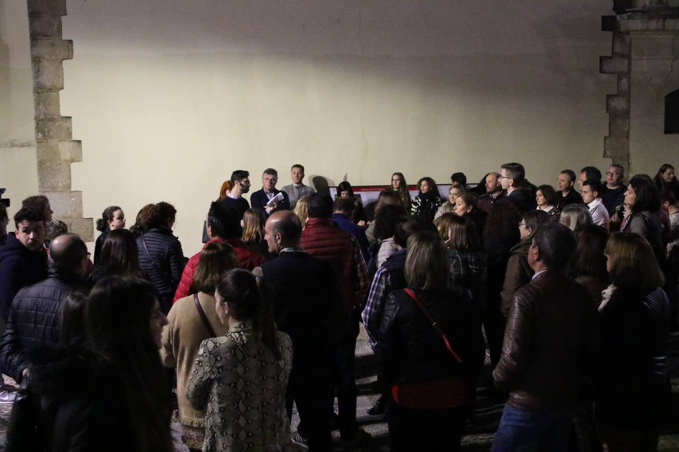 Jerez de los Caballeros acogió, ayer, la primera edición de la Ruta nocturna teatralizada 'Conquistadores Jerezanos' que, con motivo del V Centenario de la Muerte de Vasco Núñez de Balboa, se ha llevado a cabo. Pequeños y mayores disfrutaron con las historias de Vasco Núñez de Balboa, Hernando de Soto, Nuño de Tovar... en una ruta «de todos, diseñada y puesta en marcha por jerezanos a través de la Oficina de Turismo y la Concejalía de Cultura», señala Antonio Torrado, técnico de la citada Oficina, «más de 150 personas, propios y foráneos, han querido conocer la historia y cultura de Jerez, por lo que la valoración de la jornada es más que positiva».