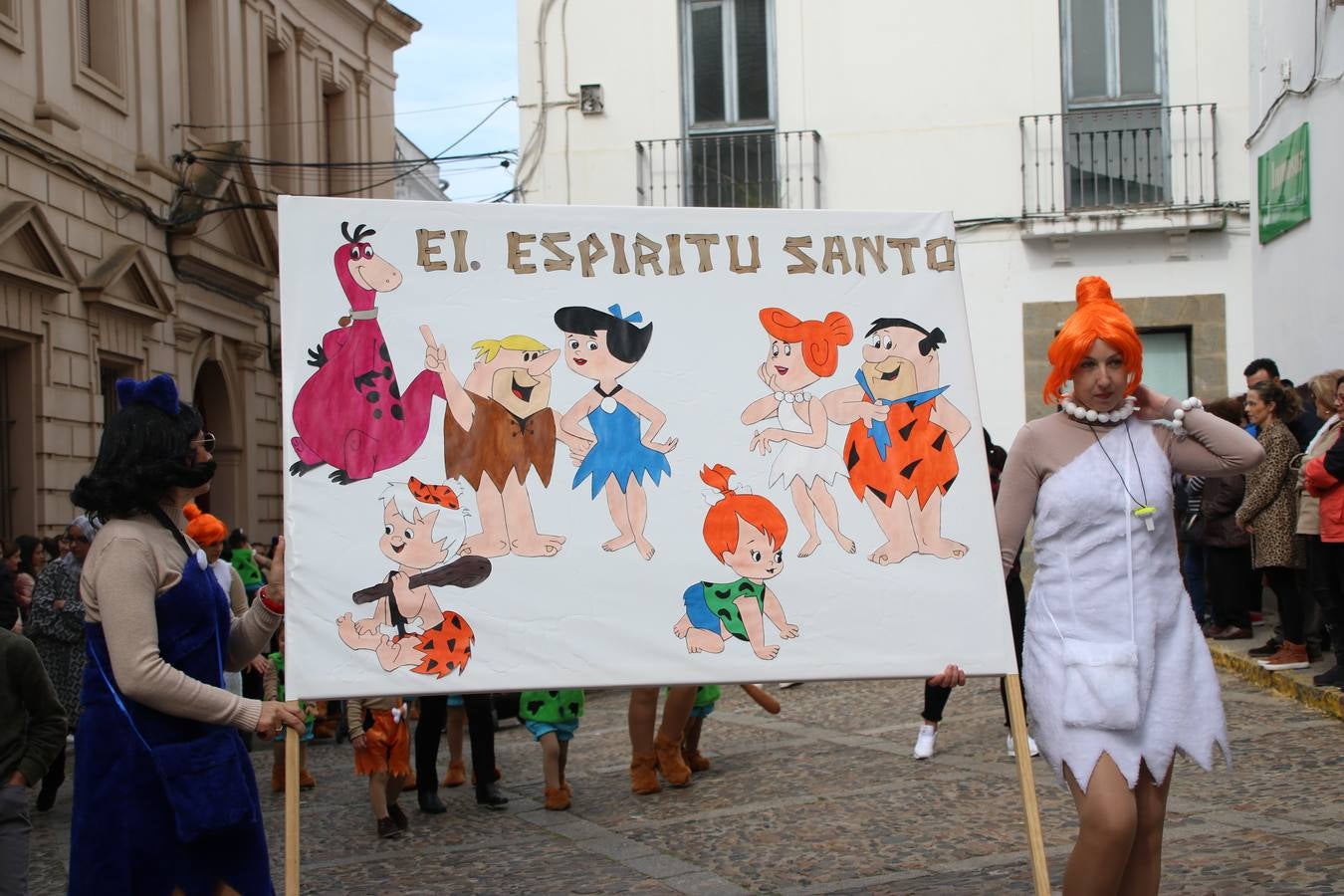 Disfrazados de payasos, exploradores, robot, personajes de Disney, diablos, animales, pintores, entre otros, centenares de niños y niñas han recorrido las calles de Jerez llenando de color y alegría todo a su alrededor, y dando comienzo, así, al Carnaval jerezano 2019.