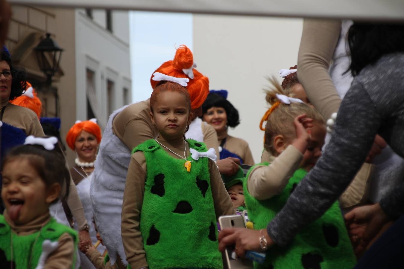 Disfrazados de payasos, exploradores, robot, personajes de Disney, diablos, animales, pintores, entre otros, centenares de niños y niñas han recorrido las calles de Jerez llenando de color y alegría todo a su alrededor, y dando comienzo, así, al Carnaval jerezano 2019.