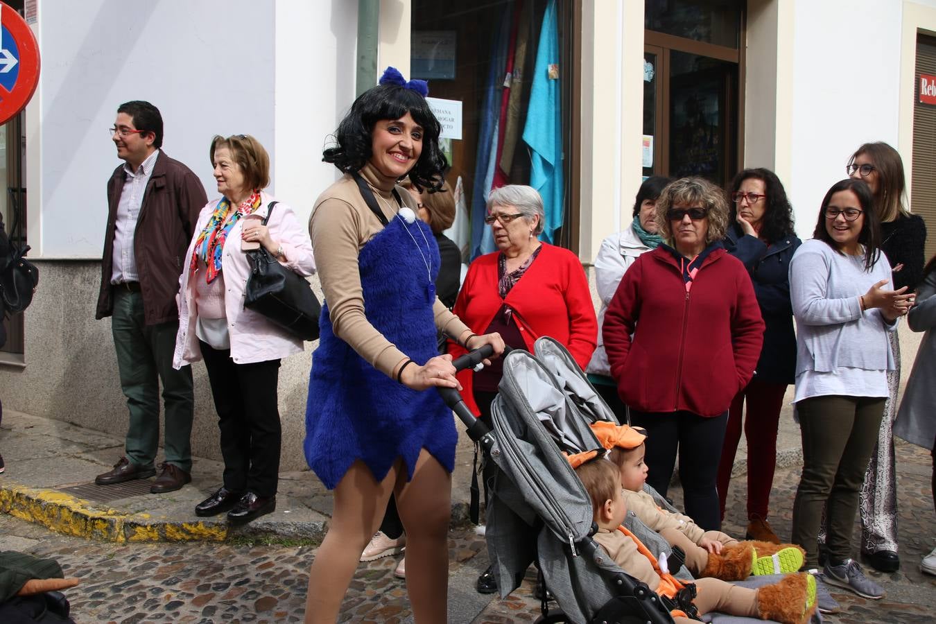 Disfrazados de payasos, exploradores, robot, personajes de Disney, diablos, animales, pintores, entre otros, centenares de niños y niñas han recorrido las calles de Jerez llenando de color y alegría todo a su alrededor, y dando comienzo, así, al Carnaval jerezano 2019.