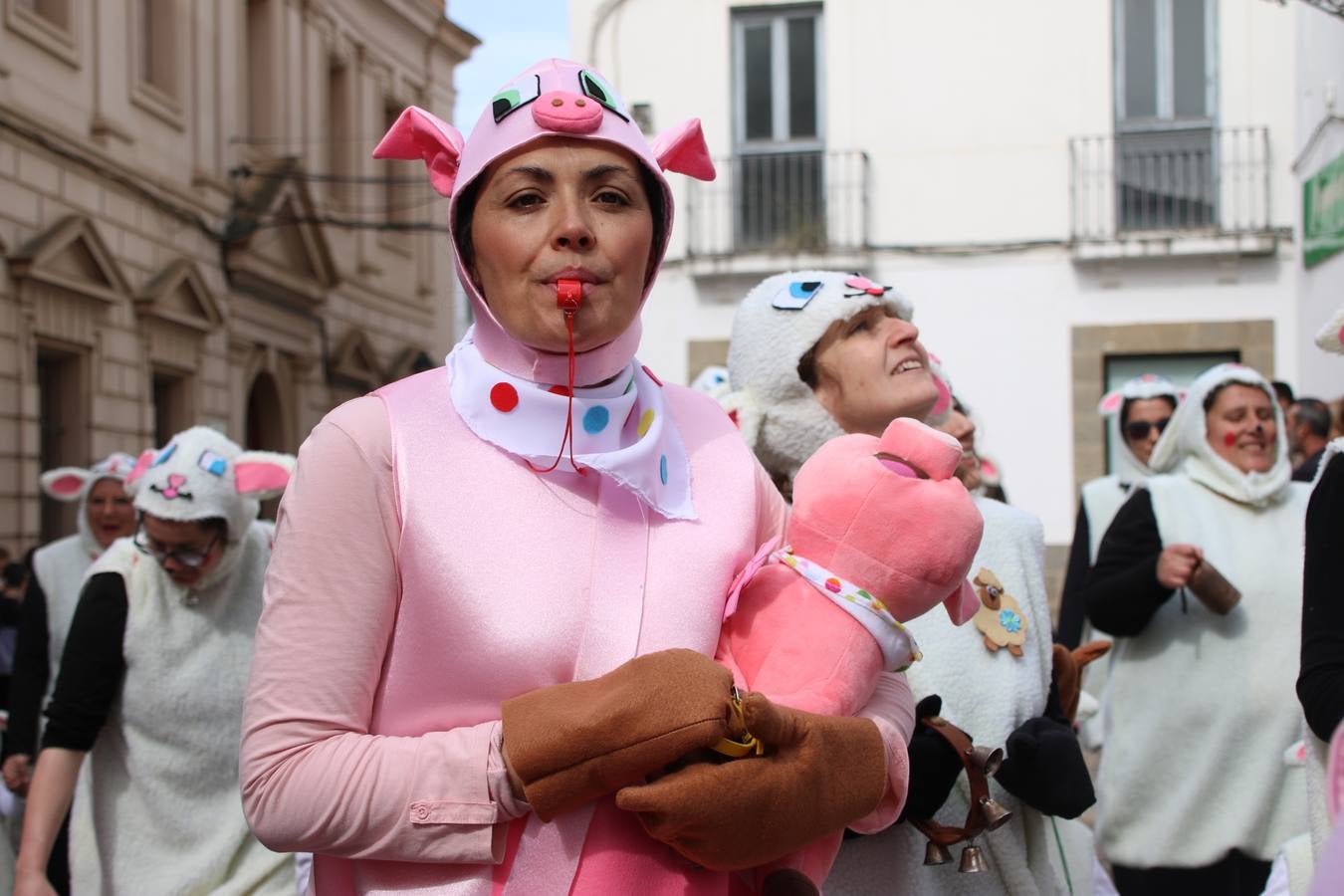 Disfrazados de payasos, exploradores, robot, personajes de Disney, diablos, animales, pintores, entre otros, centenares de niños y niñas han recorrido las calles de Jerez llenando de color y alegría todo a su alrededor, y dando comienzo, así, al Carnaval jerezano 2019.