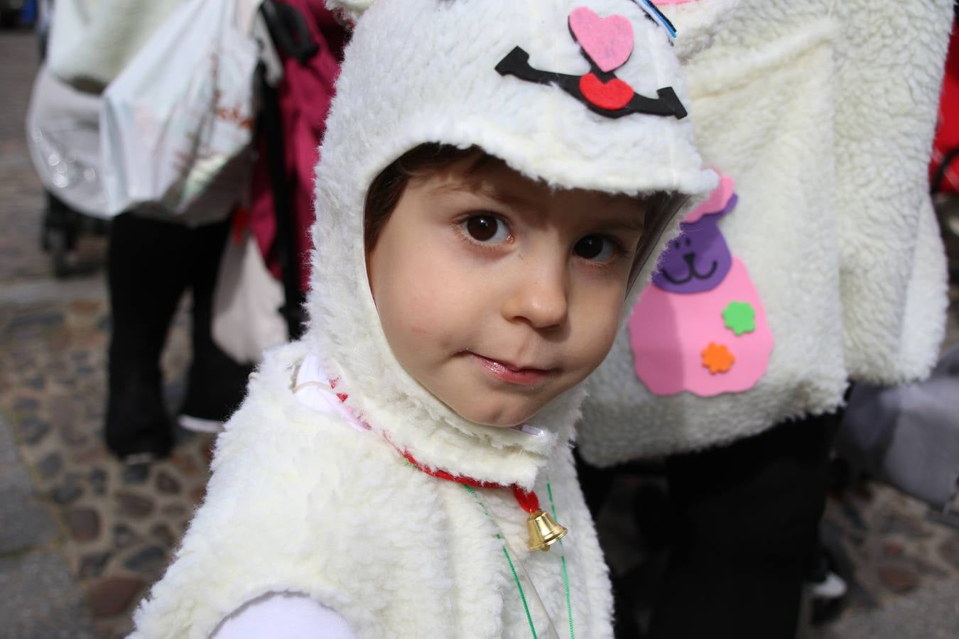 Disfrazados de payasos, exploradores, robot, personajes de Disney, diablos, animales, pintores, entre otros, centenares de niños y niñas han recorrido las calles de Jerez llenando de color y alegría todo a su alrededor, y dando comienzo, así, al Carnaval jerezano 2019.