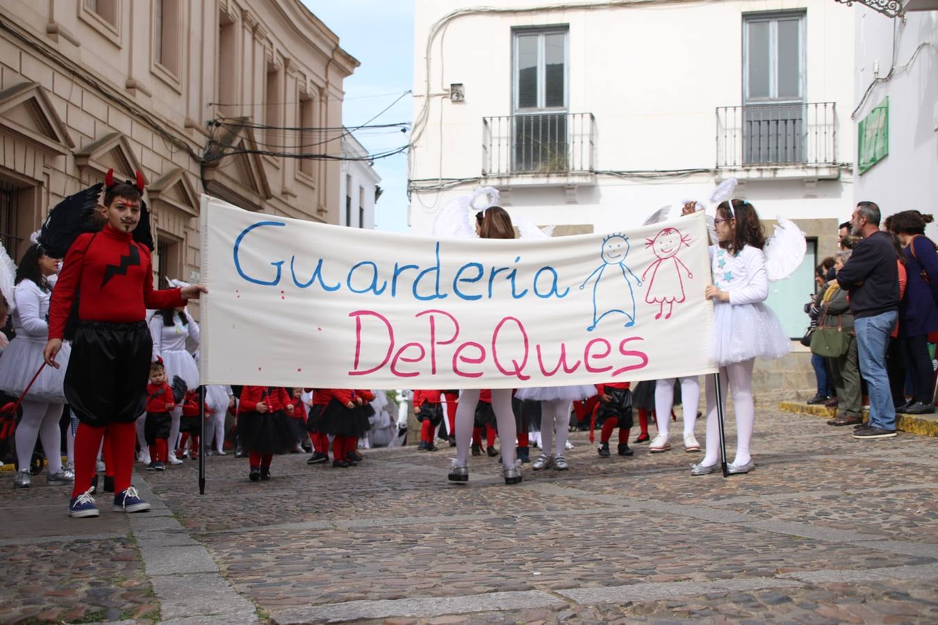 Disfrazados de payasos, exploradores, robot, personajes de Disney, diablos, animales, pintores, entre otros, centenares de niños y niñas han recorrido las calles de Jerez llenando de color y alegría todo a su alrededor, y dando comienzo, así, al Carnaval jerezano 2019.