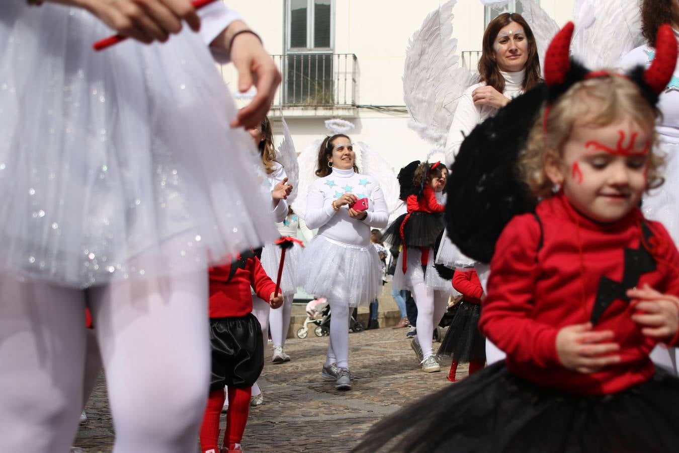 Disfrazados de payasos, exploradores, robot, personajes de Disney, diablos, animales, pintores, entre otros, centenares de niños y niñas han recorrido las calles de Jerez llenando de color y alegría todo a su alrededor, y dando comienzo, así, al Carnaval jerezano 2019.