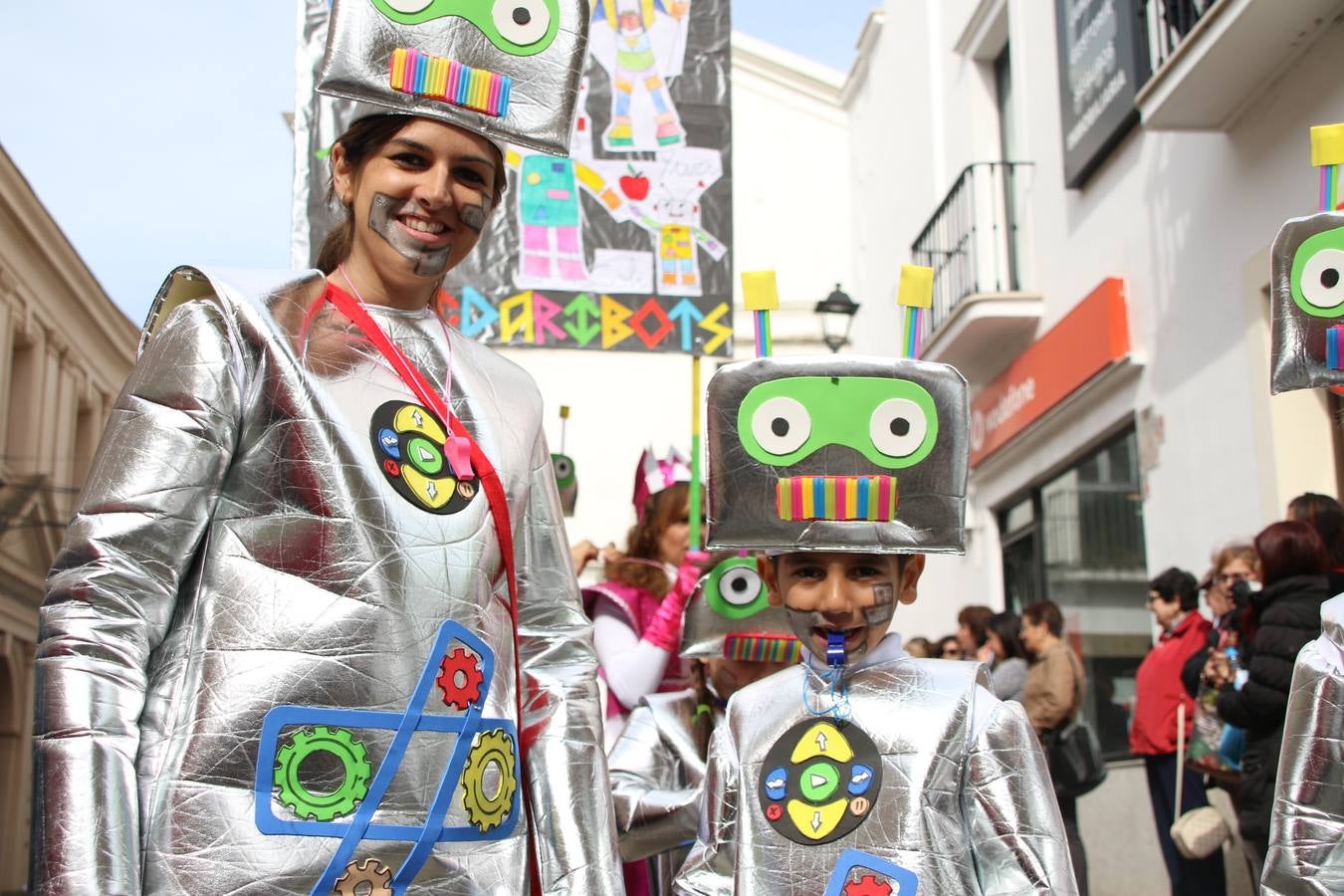 Disfrazados de payasos, exploradores, robot, personajes de Disney, diablos, animales, pintores, entre otros, centenares de niños y niñas han recorrido las calles de Jerez llenando de color y alegría todo a su alrededor, y dando comienzo, así, al Carnaval jerezano 2019.