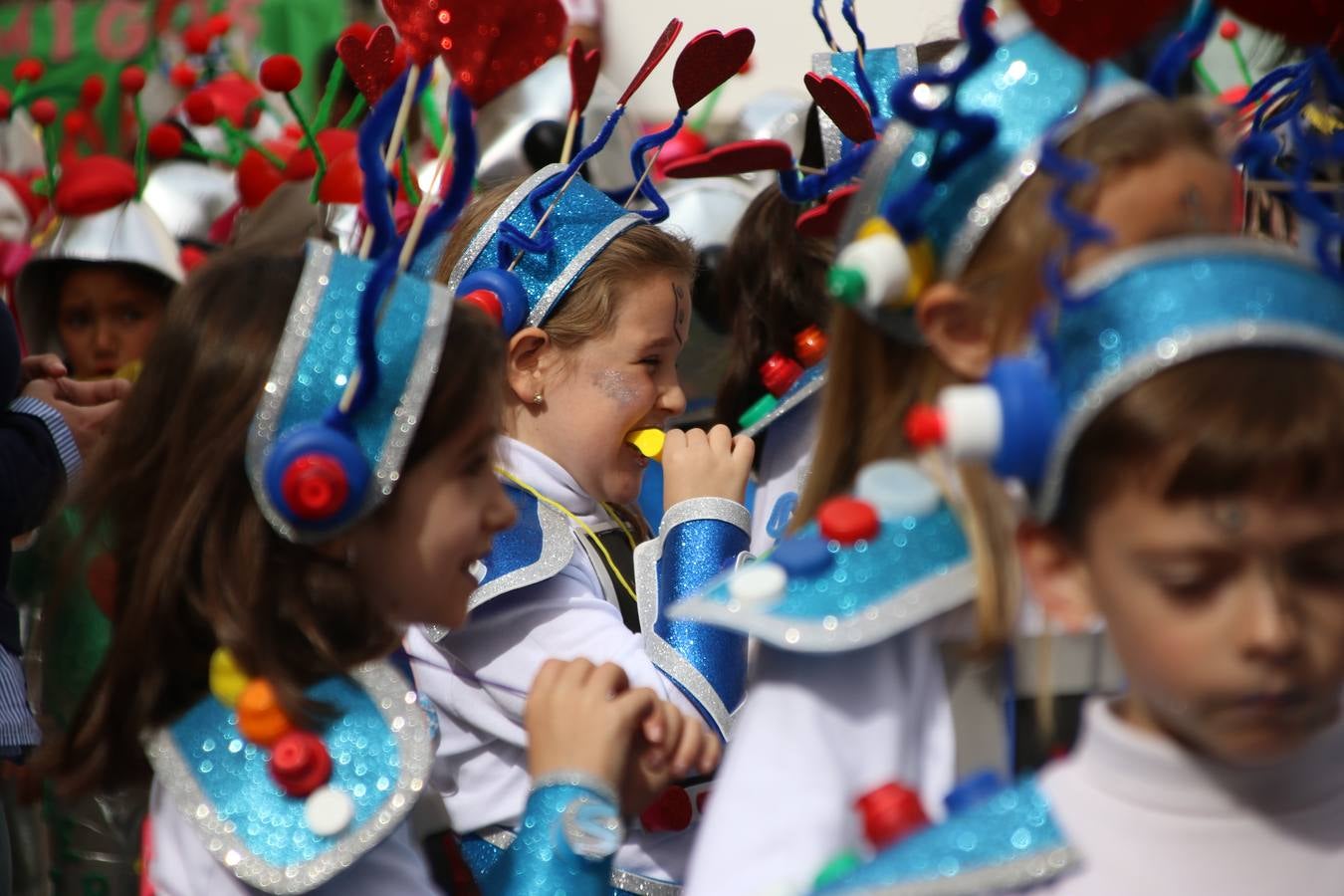 Disfrazados de payasos, exploradores, robot, personajes de Disney, diablos, animales, pintores, entre otros, centenares de niños y niñas han recorrido las calles de Jerez llenando de color y alegría todo a su alrededor, y dando comienzo, así, al Carnaval jerezano 2019.