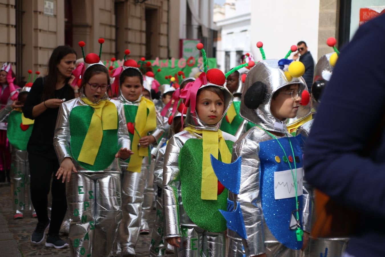 Disfrazados de payasos, exploradores, robot, personajes de Disney, diablos, animales, pintores, entre otros, centenares de niños y niñas han recorrido las calles de Jerez llenando de color y alegría todo a su alrededor, y dando comienzo, así, al Carnaval jerezano 2019.