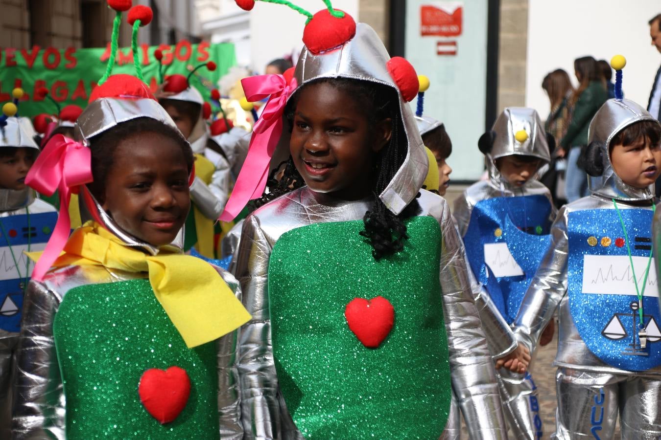 Disfrazados de payasos, exploradores, robot, personajes de Disney, diablos, animales, pintores, entre otros, centenares de niños y niñas han recorrido las calles de Jerez llenando de color y alegría todo a su alrededor, y dando comienzo, así, al Carnaval jerezano 2019.