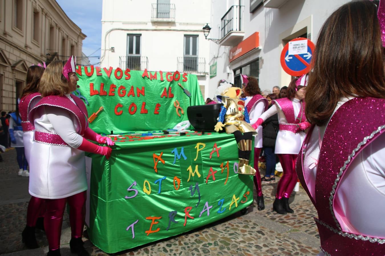 Disfrazados de payasos, exploradores, robot, personajes de Disney, diablos, animales, pintores, entre otros, centenares de niños y niñas han recorrido las calles de Jerez llenando de color y alegría todo a su alrededor, y dando comienzo, así, al Carnaval jerezano 2019.