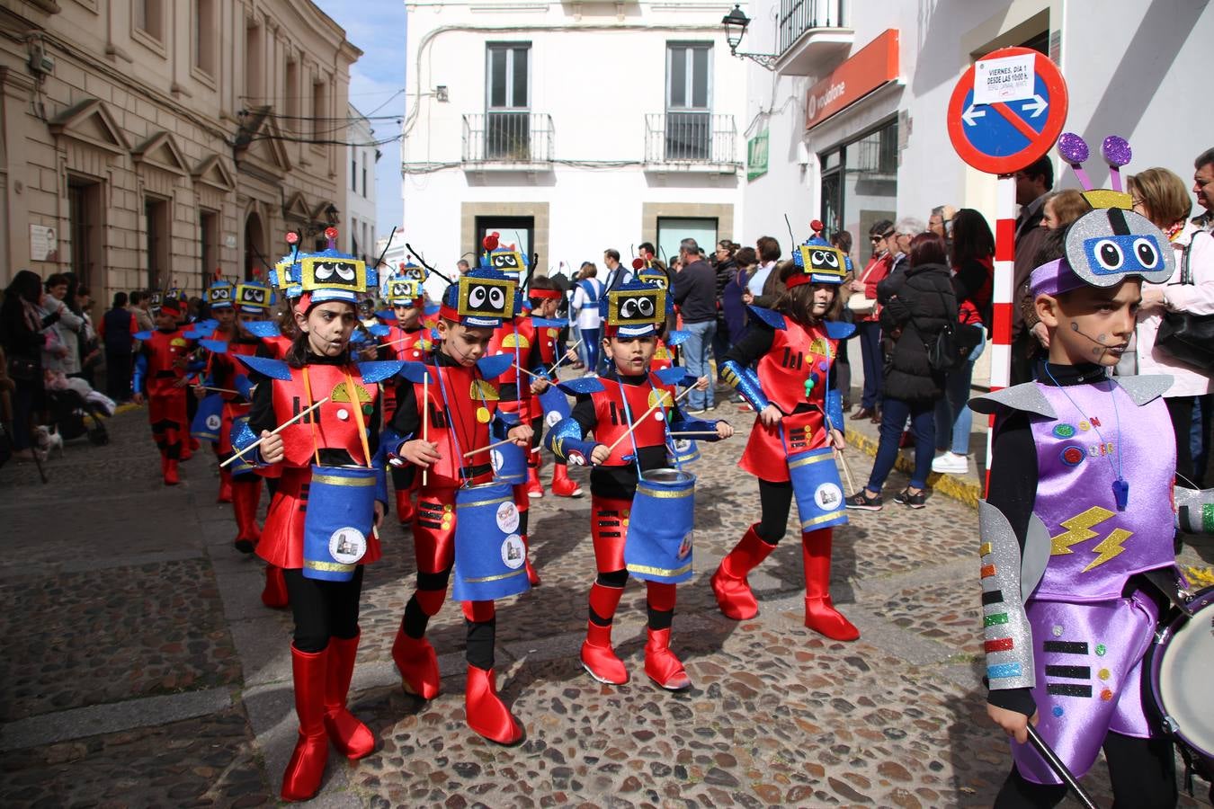 Disfrazados de payasos, exploradores, robot, personajes de Disney, diablos, animales, pintores, entre otros, centenares de niños y niñas han recorrido las calles de Jerez llenando de color y alegría todo a su alrededor, y dando comienzo, así, al Carnaval jerezano 2019.
