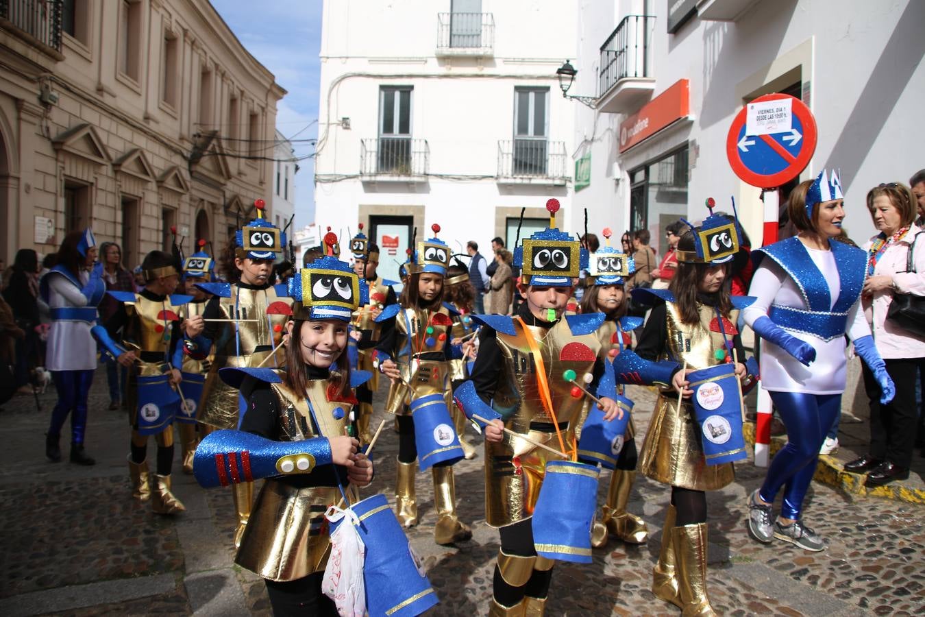 Disfrazados de payasos, exploradores, robot, personajes de Disney, diablos, animales, pintores, entre otros, centenares de niños y niñas han recorrido las calles de Jerez llenando de color y alegría todo a su alrededor, y dando comienzo, así, al Carnaval jerezano 2019.