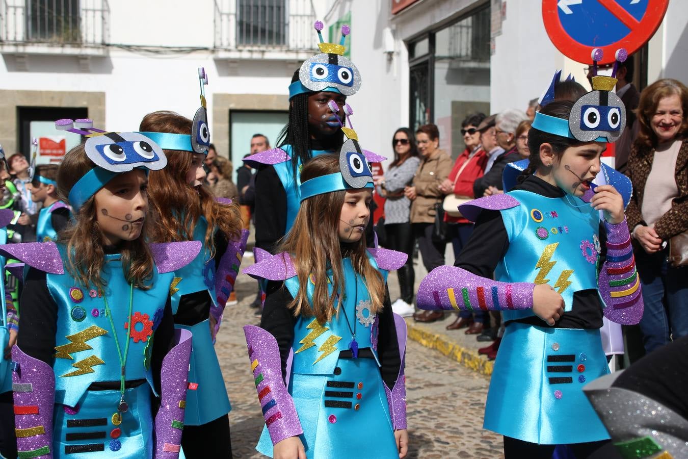 Disfrazados de payasos, exploradores, robot, personajes de Disney, diablos, animales, pintores, entre otros, centenares de niños y niñas han recorrido las calles de Jerez llenando de color y alegría todo a su alrededor, y dando comienzo, así, al Carnaval jerezano 2019.
