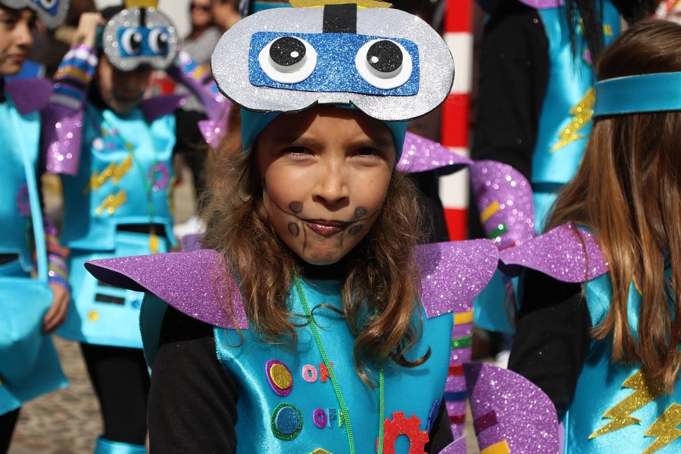 Disfrazados de payasos, exploradores, robot, personajes de Disney, diablos, animales, pintores, entre otros, centenares de niños y niñas han recorrido las calles de Jerez llenando de color y alegría todo a su alrededor, y dando comienzo, así, al Carnaval jerezano 2019.