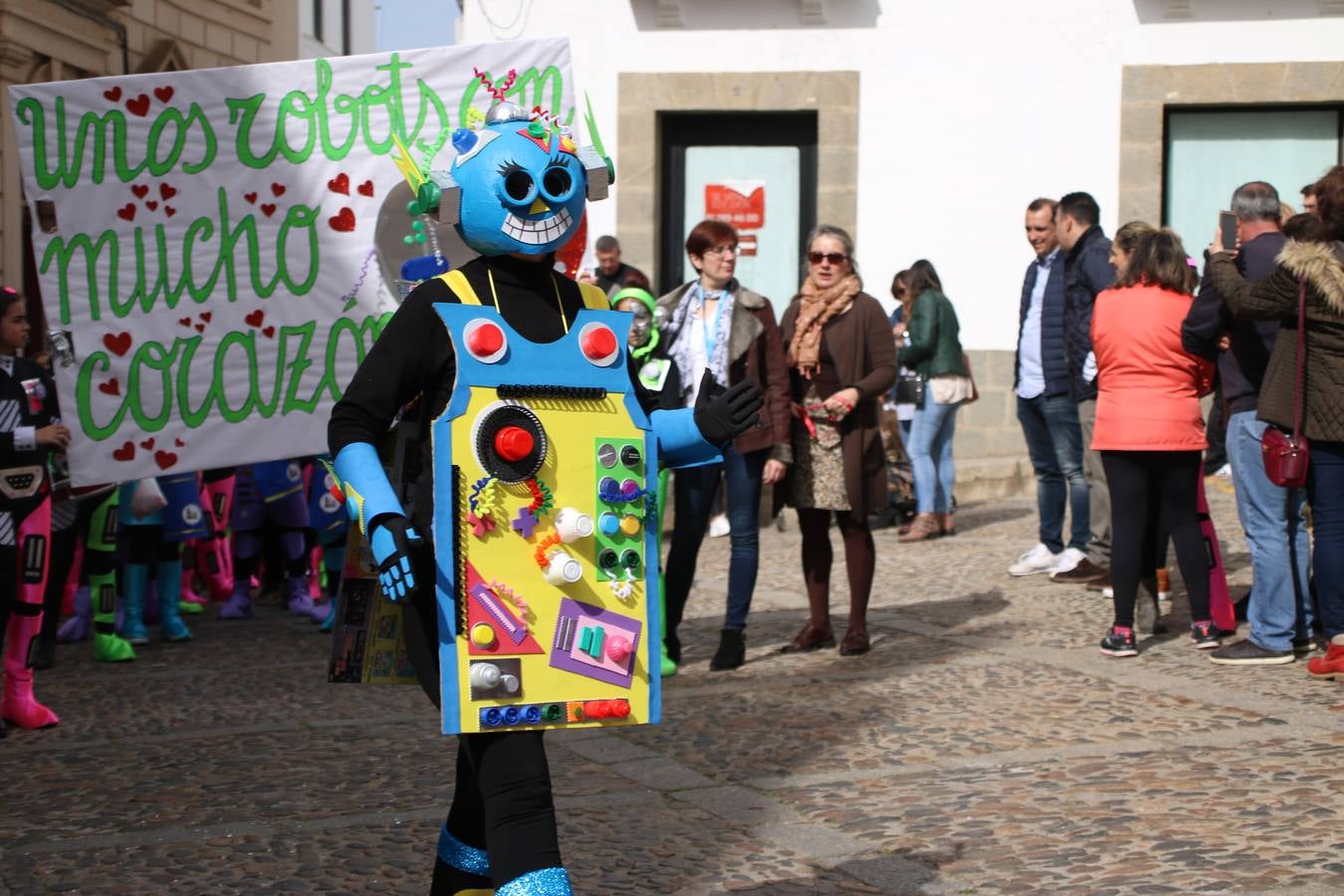 Disfrazados de payasos, exploradores, robot, personajes de Disney, diablos, animales, pintores, entre otros, centenares de niños y niñas han recorrido las calles de Jerez llenando de color y alegría todo a su alrededor, y dando comienzo, así, al Carnaval jerezano 2019.