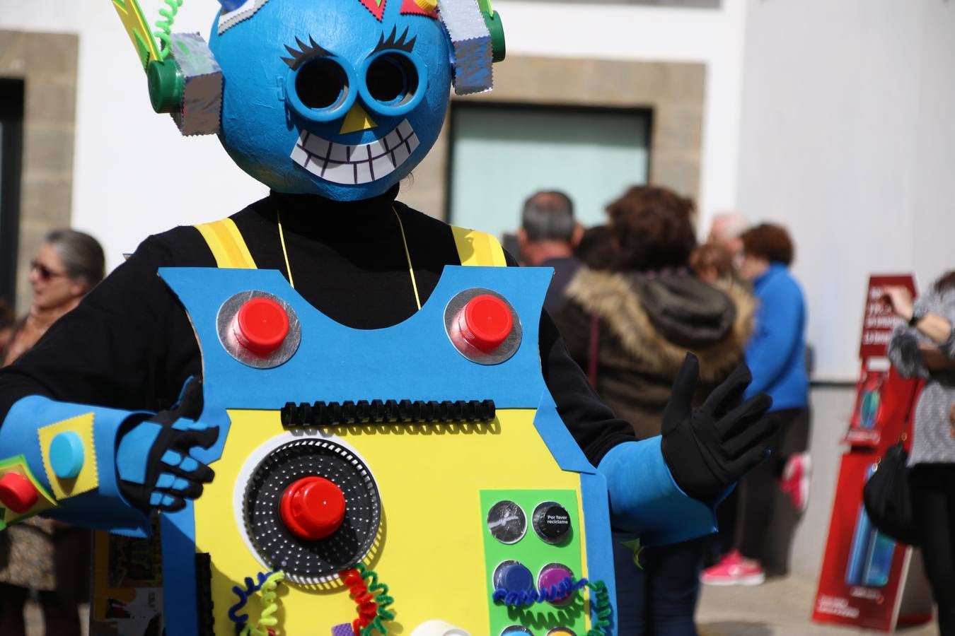 Disfrazados de payasos, exploradores, robot, personajes de Disney, diablos, animales, pintores, entre otros, centenares de niños y niñas han recorrido las calles de Jerez llenando de color y alegría todo a su alrededor, y dando comienzo, así, al Carnaval jerezano 2019.