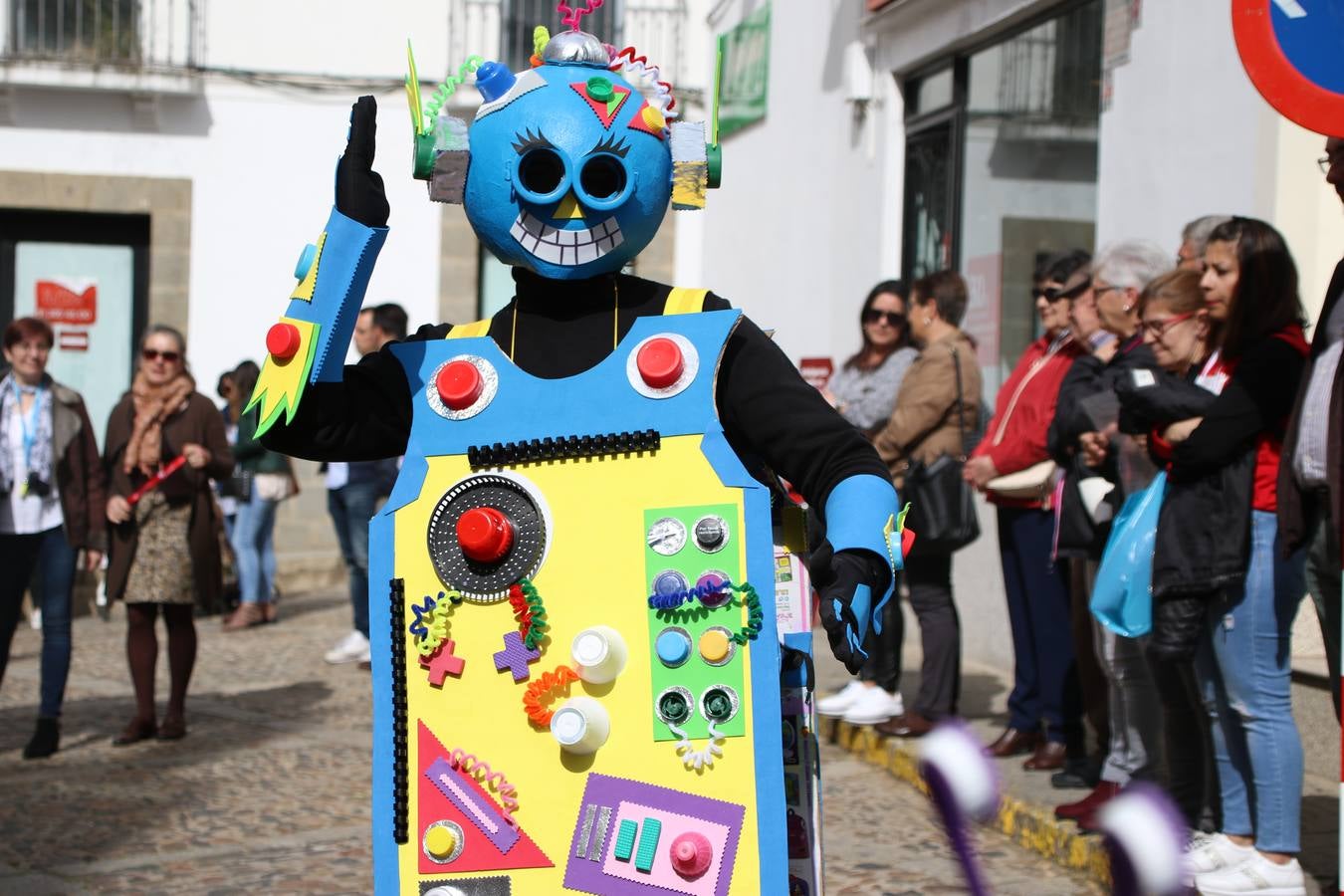 Disfrazados de payasos, exploradores, robot, personajes de Disney, diablos, animales, pintores, entre otros, centenares de niños y niñas han recorrido las calles de Jerez llenando de color y alegría todo a su alrededor, y dando comienzo, así, al Carnaval jerezano 2019.
