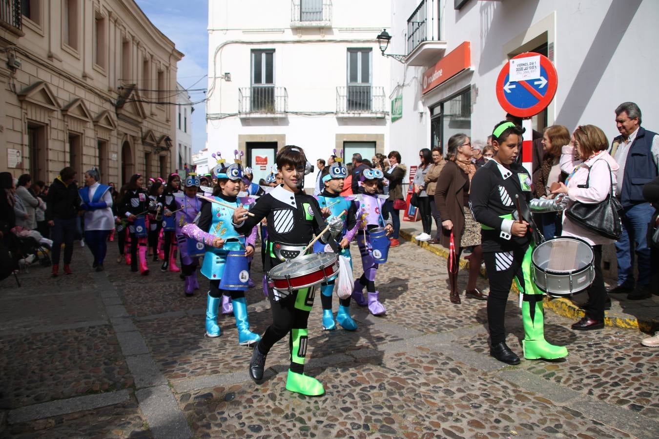 Disfrazados de payasos, exploradores, robot, personajes de Disney, diablos, animales, pintores, entre otros, centenares de niños y niñas han recorrido las calles de Jerez llenando de color y alegría todo a su alrededor, y dando comienzo, así, al Carnaval jerezano 2019.