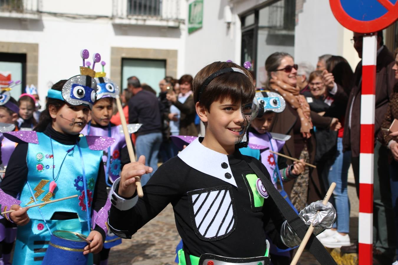 Disfrazados de payasos, exploradores, robot, personajes de Disney, diablos, animales, pintores, entre otros, centenares de niños y niñas han recorrido las calles de Jerez llenando de color y alegría todo a su alrededor, y dando comienzo, así, al Carnaval jerezano 2019.