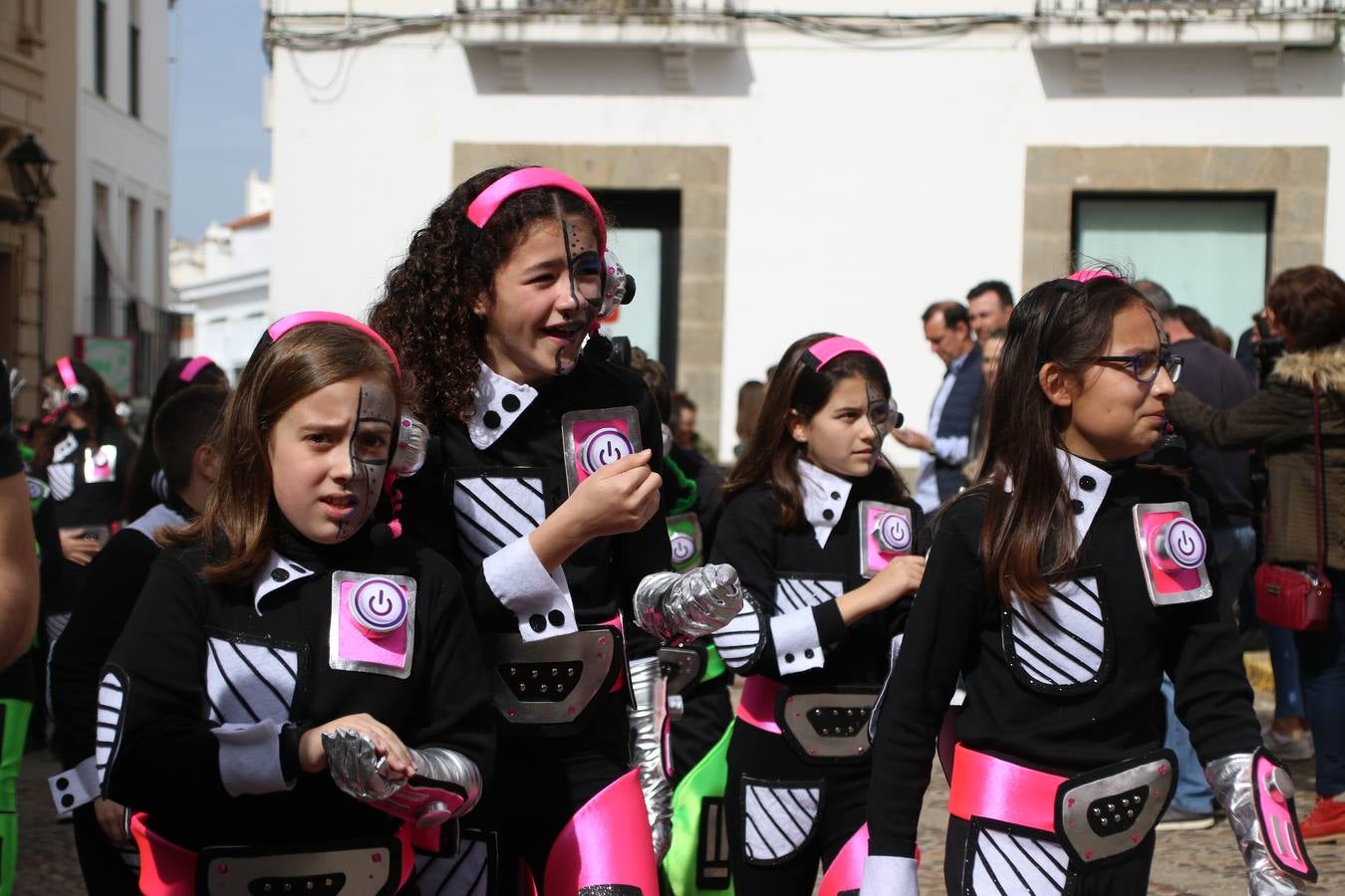 Disfrazados de payasos, exploradores, robot, personajes de Disney, diablos, animales, pintores, entre otros, centenares de niños y niñas han recorrido las calles de Jerez llenando de color y alegría todo a su alrededor, y dando comienzo, así, al Carnaval jerezano 2019.