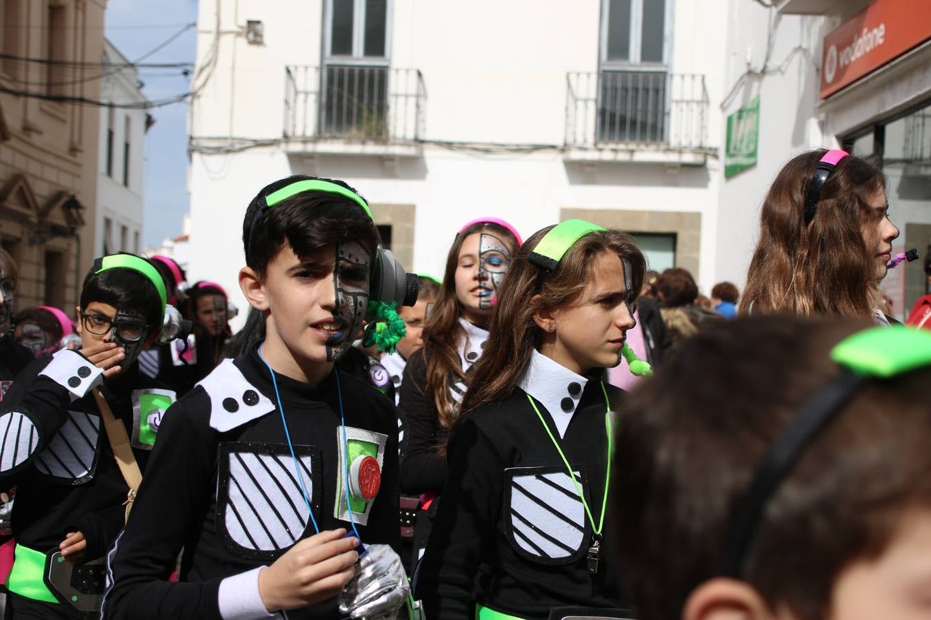 Disfrazados de payasos, exploradores, robot, personajes de Disney, diablos, animales, pintores, entre otros, centenares de niños y niñas han recorrido las calles de Jerez llenando de color y alegría todo a su alrededor, y dando comienzo, así, al Carnaval jerezano 2019.