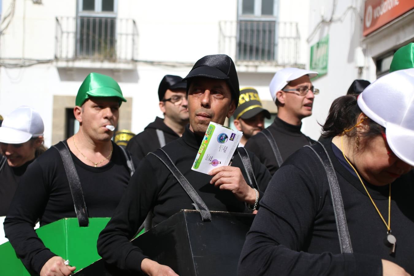 Disfrazados de payasos, exploradores, robot, personajes de Disney, diablos, animales, pintores, entre otros, centenares de niños y niñas han recorrido las calles de Jerez llenando de color y alegría todo a su alrededor, y dando comienzo, así, al Carnaval jerezano 2019.