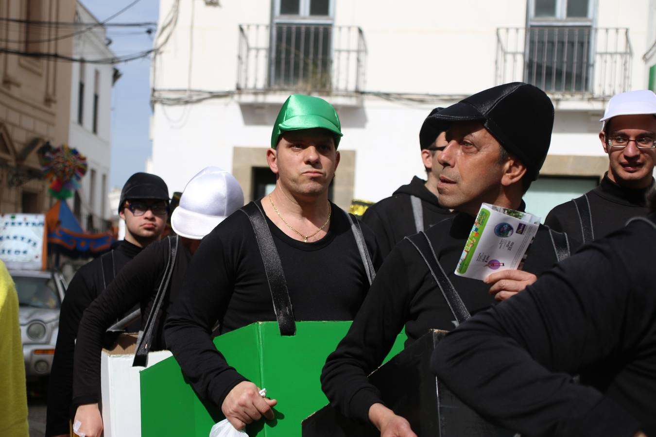 Disfrazados de payasos, exploradores, robot, personajes de Disney, diablos, animales, pintores, entre otros, centenares de niños y niñas han recorrido las calles de Jerez llenando de color y alegría todo a su alrededor, y dando comienzo, así, al Carnaval jerezano 2019.