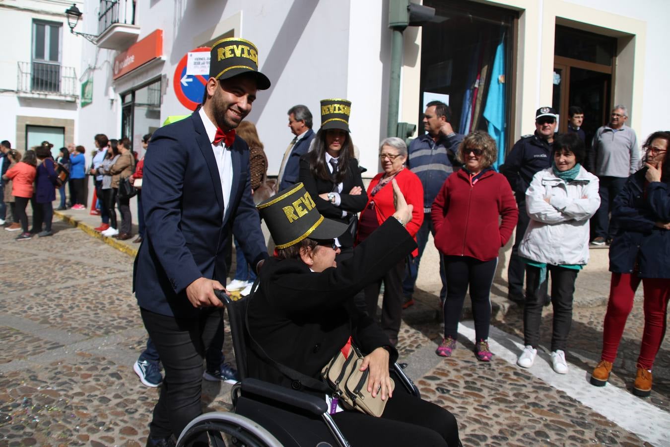 Disfrazados de payasos, exploradores, robot, personajes de Disney, diablos, animales, pintores, entre otros, centenares de niños y niñas han recorrido las calles de Jerez llenando de color y alegría todo a su alrededor, y dando comienzo, así, al Carnaval jerezano 2019.