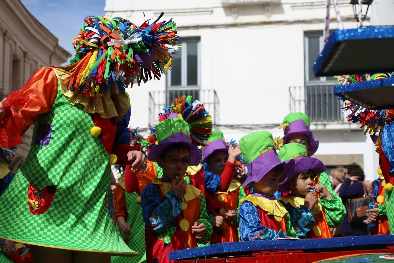 Disfrazados de payasos, exploradores, robot, personajes de Disney, diablos, animales, pintores, entre otros, centenares de niños y niñas han recorrido las calles de Jerez llenando de color y alegría todo a su alrededor, y dando comienzo, así, al Carnaval jerezano 2019.