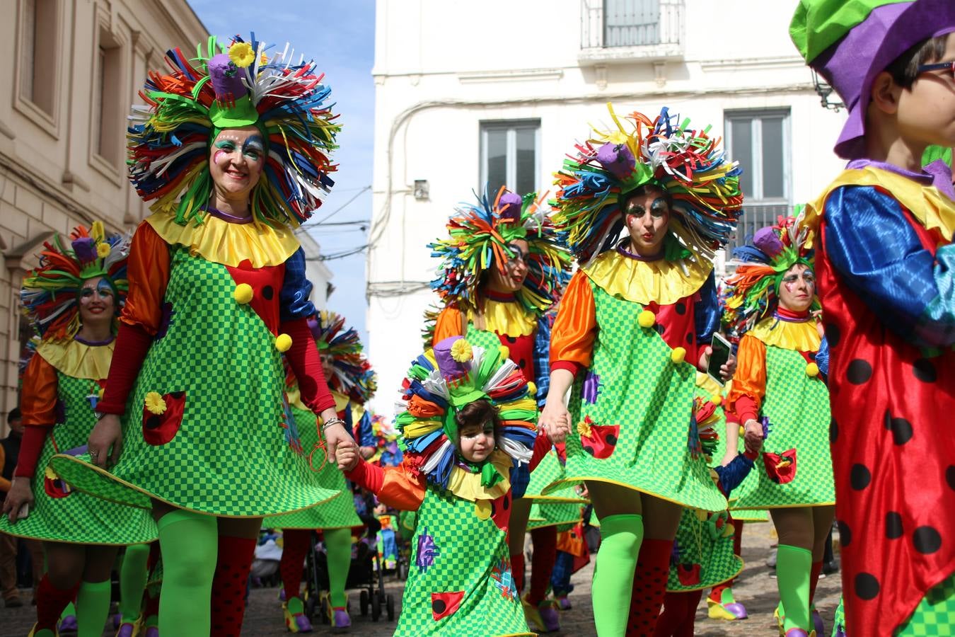Disfrazados de payasos, exploradores, robot, personajes de Disney, diablos, animales, pintores, entre otros, centenares de niños y niñas han recorrido las calles de Jerez llenando de color y alegría todo a su alrededor, y dando comienzo, así, al Carnaval jerezano 2019.