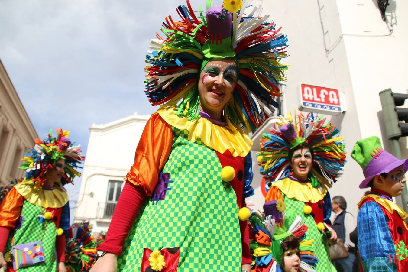 Disfrazados de payasos, exploradores, robot, personajes de Disney, diablos, animales, pintores, entre otros, centenares de niños y niñas han recorrido las calles de Jerez llenando de color y alegría todo a su alrededor, y dando comienzo, así, al Carnaval jerezano 2019.