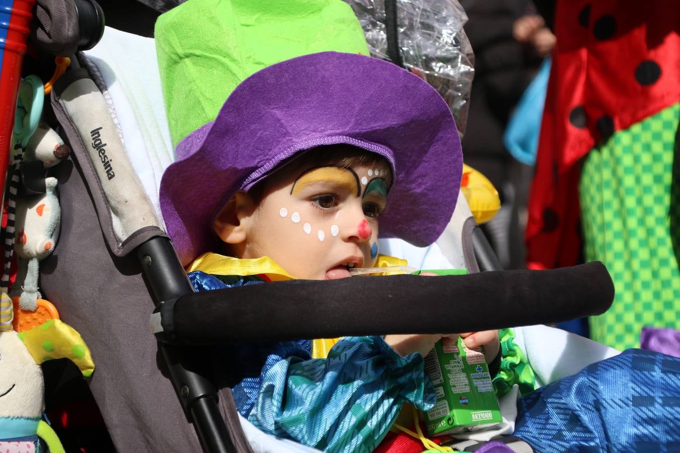 Disfrazados de payasos, exploradores, robot, personajes de Disney, diablos, animales, pintores, entre otros, centenares de niños y niñas han recorrido las calles de Jerez llenando de color y alegría todo a su alrededor, y dando comienzo, así, al Carnaval jerezano 2019.