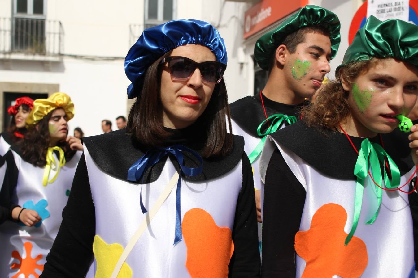 Disfrazados de payasos, exploradores, robot, personajes de Disney, diablos, animales, pintores, entre otros, centenares de niños y niñas han recorrido las calles de Jerez llenando de color y alegría todo a su alrededor, y dando comienzo, así, al Carnaval jerezano 2019.